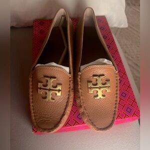 Tory Burch Everly Driver Tumbled Leather Royal Tan/Brass Size 7.5 NIB